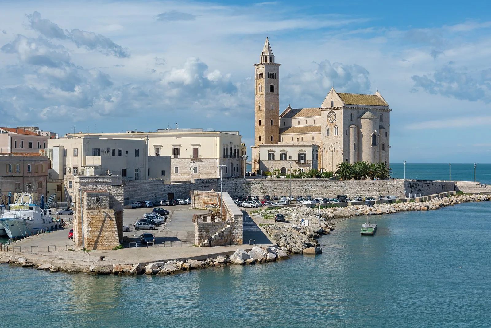 La Cattedrale di Trani con il suo alto campanile, sulla punta affacciata sul mare, vista dal porto in una giornata di sole